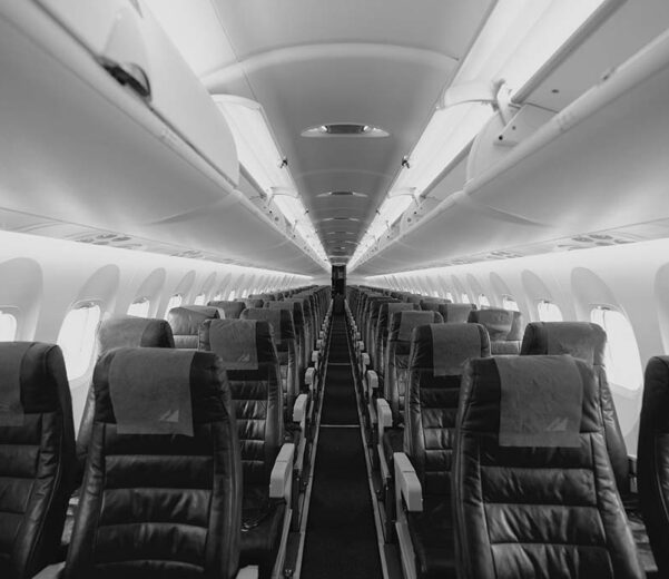 ¿Cuáles son los asientos más seguros en un avión?