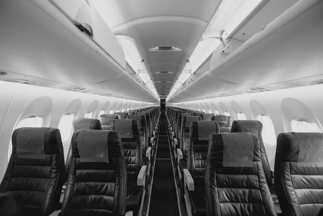 ¿Cuáles son los asientos más seguros en un avión?