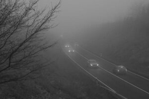 ¿Qué alumbrado antiniebla se debe encender en caso de niebla ligera?