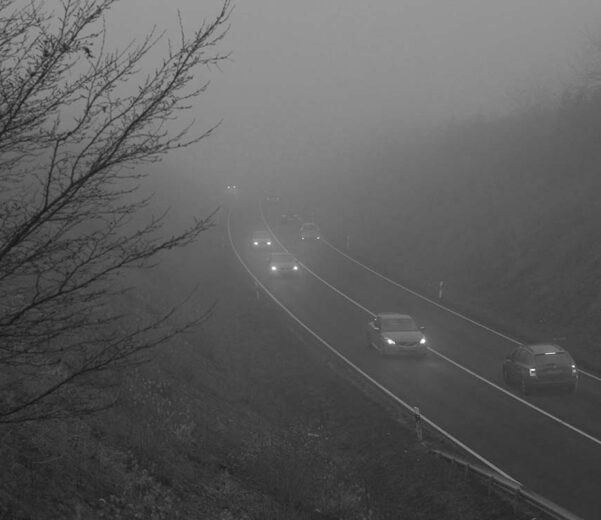 ¿Qué alumbrado antiniebla se debe encender en caso de niebla ligera?