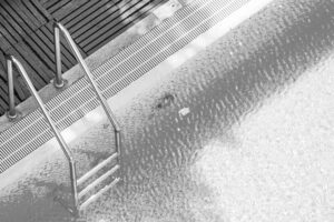 ¿Se puede echar el cloro con la depuradora encendida?