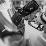 ¿Qué pasa si echas gasolina con el coche encendido?