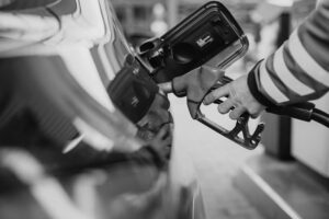 ¿Qué pasa si echas gasolina con el coche encendido?