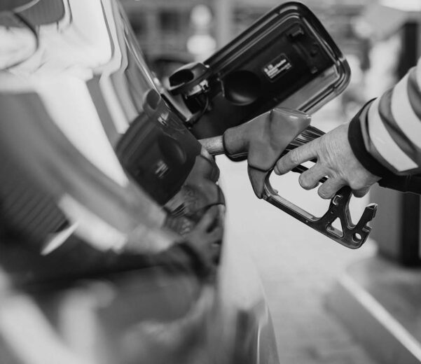 ¿Qué pasa si echas gasolina con el coche encendido?