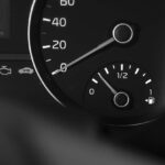 ¿Se puede circular con la luz del motor encendida?