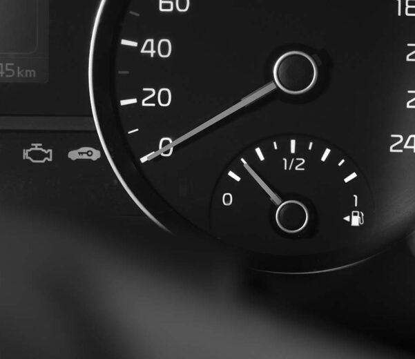 ¿Se puede circular con la luz del motor encendida?