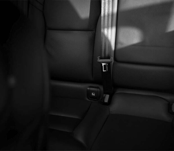 Cómo colocar la cinta abdominal del cinturón de seguridad