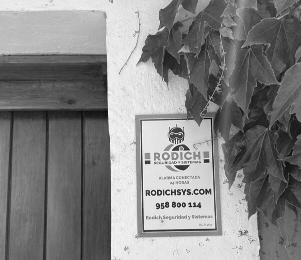 tener cartel de alarma sin tenerla